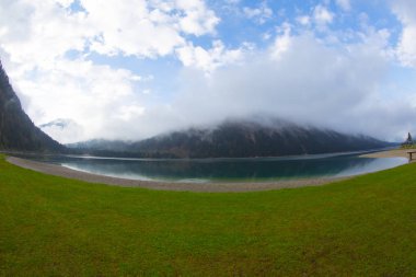 Avusturya Alpleri'ndeki Plansee Gölü'nün panoramik manzarası