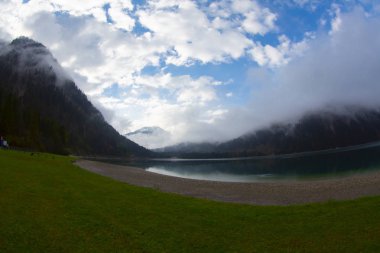 Avusturya Alpleri'ndeki Plansee Gölü'nün panoramik manzarası