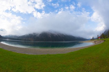 Avusturya Alpleri'ndeki Plansee Gölü'nün panoramik manzarası