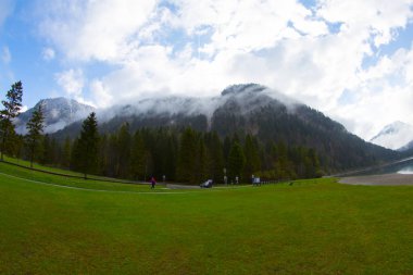 Avusturya Alpleri'ndeki Plansee Gölü'nün panoramik manzarası