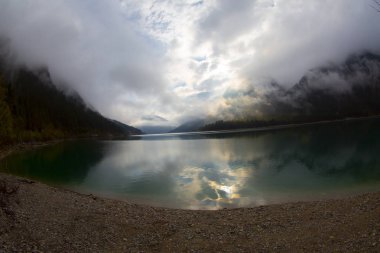 Avusturya Alpleri'ndeki Plansee Gölü'nün panoramik manzarası