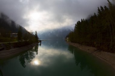 Avusturya Alpleri'ndeki Plansee Gölü'nün panoramik manzarası