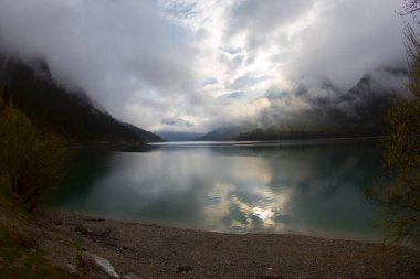 Avusturya Alpleri'ndeki Plansee Gölü'nün panoramik manzarası