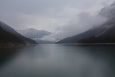 Avusturya Alpleri'ndeki Plansee Gölü'nün panoramik manzarası