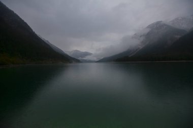 Avusturya Alpleri'ndeki Plansee Gölü'nün panoramik manzarası