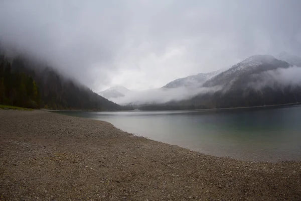 Avusturya Alpleri'ndeki Plansee Gölü'nün panoramik manzarası