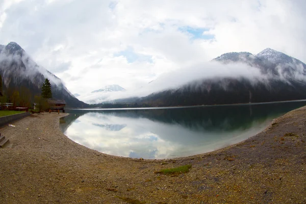 Avusturya Alpleri'ndeki Plansee Gölü'nün panoramik manzarası