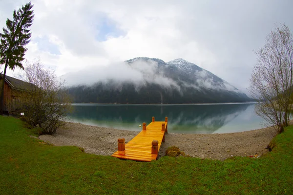 Avusturya Alpleri'ndeki Plansee Gölü'nün panoramik manzarası