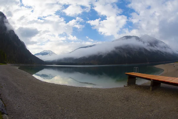 Avusturya Alpleri'ndeki Plansee Gölü'nün panoramik manzarası