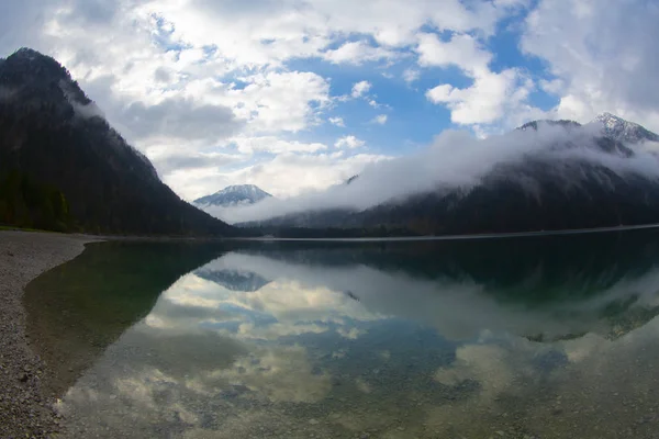 Avusturya Alpleri'ndeki Plansee Gölü'nün panoramik manzarası
