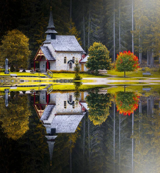 Braies göl Dolomites'in dağ orman iz içinde geçmiş, Sudtirol, İtalya. Lake Braies Lago di Braies de denir. Göl manzaralı yürüyüş parkurları için ünlü olan orman çevrilidir.