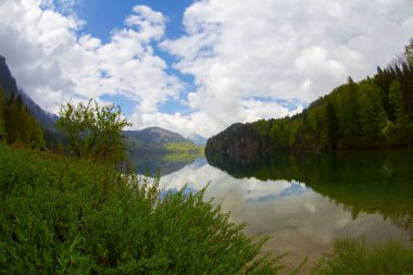 Almanya, Bavyera 'da Münih yakınlarındaki Hohenschwangau' da Alpsee Gölü