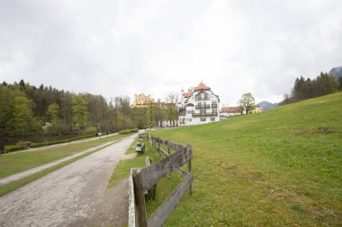 Almanya, Bavyera 'da Münih yakınlarındaki Hohenschwangau' da Alpsee Gölü