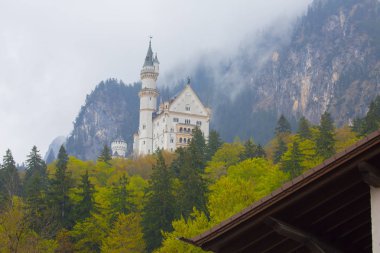 Dünyaca ünlü Neuschwanstein Kalesi 'nin güzel manzarası, 19. yüzyıl Romanesk Diriliş Sarayı Kral II. Ludwig için Almanya' nın güneybatı Bavyera, Fussen yakınlarındaki engebeli bir uçuruma inşa edildi.