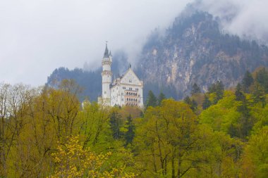 Dünyaca ünlü Neuschwanstein Kalesi 'nin güzel manzarası, 19. yüzyıl Romanesk Diriliş Sarayı Kral II. Ludwig için Almanya' nın güneybatı Bavyera, Fussen yakınlarındaki engebeli bir uçuruma inşa edildi.