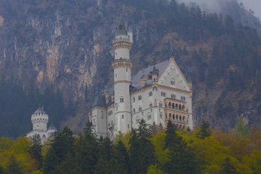 Dünyaca ünlü Neuschwanstein Kalesi 'nin güzel manzarası, 19. yüzyıl Romanesk Diriliş Sarayı Kral II. Ludwig için Almanya' nın güneybatı Bavyera, Fussen yakınlarındaki engebeli bir uçuruma inşa edildi.