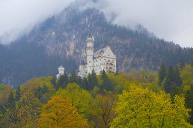 Dünyaca ünlü Neuschwanstein Kalesi 'nin güzel manzarası, 19. yüzyıl Romanesk Diriliş Sarayı Kral II. Ludwig için Almanya' nın güneybatı Bavyera, Fussen yakınlarındaki engebeli bir uçuruma inşa edildi.