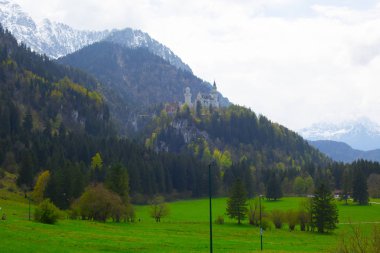 Dünyaca ünlü Neuschwanstein Kalesi 'nin güzel manzarası, 19. yüzyıl Romanesk Diriliş Sarayı Kral II. Ludwig için Almanya' nın güneybatı Bavyera, Fussen yakınlarındaki engebeli bir uçuruma inşa edildi.