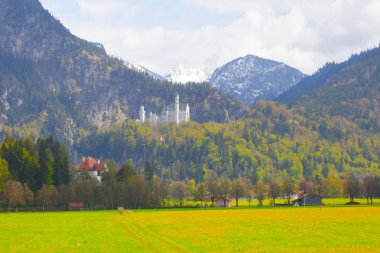 Dünyaca ünlü Neuschwanstein Kalesi 'nin güzel manzarası, 19. yüzyıl Romanesk Diriliş Sarayı Kral II. Ludwig için Almanya' nın güneybatı Bavyera, Fussen yakınlarındaki engebeli bir uçuruma inşa edildi.