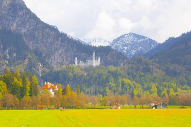 Dünyaca ünlü Neuschwanstein Kalesi 'nin güzel manzarası, 19. yüzyıl Romanesk Diriliş Sarayı Kral II. Ludwig için Almanya' nın güneybatı Bavyera, Fussen yakınlarındaki engebeli bir uçuruma inşa edildi.