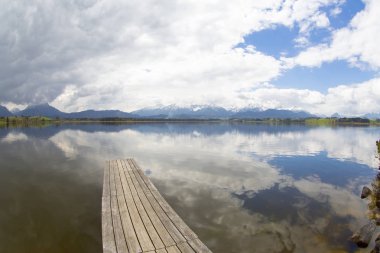 Hopfensee göl manzarası. Bavyera, Almanya
