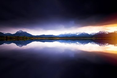 Hopfensee göl manzarası. Bavyera, Almanya