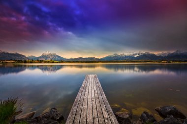 Hopfensee göl manzarası. Bavyera, Almanya