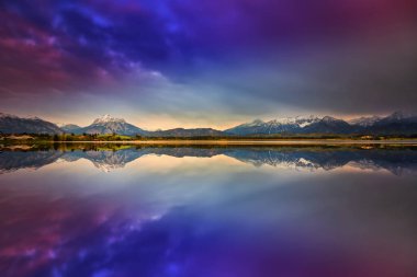 Hopfensee göl manzarası. Bavyera, Almanya