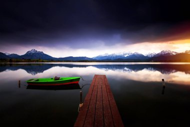 Hopfensee göl manzarası. Bavyera, Almanya