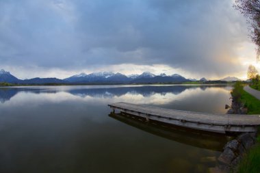 Bavyera Alpleri'ndeki Hopfensee Gölü'ne giden uzun ahşap iskele