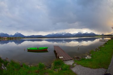 Bavyera Alpleri'ndeki Hopfensee Gölü'ne giden uzun ahşap iskele