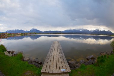 Bavyera Alpleri'ndeki Hopfensee Gölü'ne giden uzun ahşap iskele