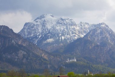 Neuschwanstein Kalesi 'nin manzarası. Almanya