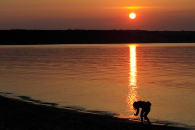 Bodrum yakınlarındaki Bafa Gölü Milli Parkı, Mugla. Su ve balıkçı tekneleri çok sakin bir sahnede...