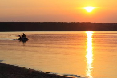 Bodrum yakınlarındaki Bafa Gölü Milli Parkı, Mugla. Su ve balıkçı tekneleri çok sakin bir sahnede...