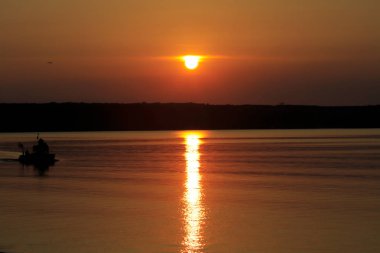 Bodrum yakınlarındaki Bafa Gölü Milli Parkı, Mugla. Su ve balıkçı tekneleri çok sakin bir sahnede...