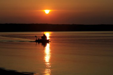 Bodrum yakınlarındaki Bafa Gölü Milli Parkı, Mugla. Su ve balıkçı tekneleri çok sakin bir sahnede...