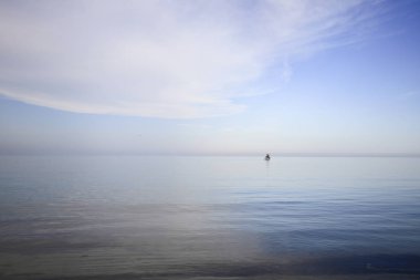 Bodrum yakınlarındaki Bafa Gölü Milli Parkı, Mugla. Su ve balıkçı tekneleri çok sakin bir sahnede...