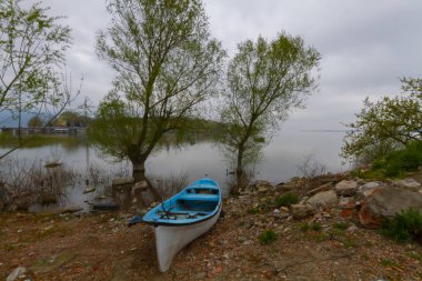 Güzel bir gün batımı manzarası Uluabat gölü ve Golyazi Köyü, Ulubat Gölü, Bursa Türkiye 'den gelen bazı balıkçı tekneleri...