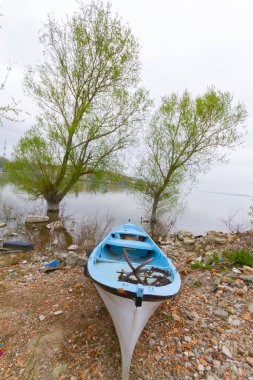 Güzel bir gün batımı manzarası Uluabat gölü ve Golyazi Köyü, Ulubat Gölü, Bursa Türkiye 'den gelen bazı balıkçı tekneleri...