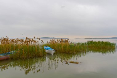 Güzel bir gün batımı manzarası Uluabat gölü ve Golyazi Köyü, Ulubat Gölü, Bursa Türkiye 'den gelen bazı balıkçı tekneleri...