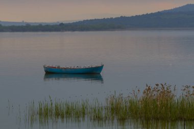 Güzel bir gün batımı manzarası Uluabat gölü ve Golyazi Köyü, Ulubat Gölü, Bursa Türkiye 'den gelen bazı balıkçı tekneleri...