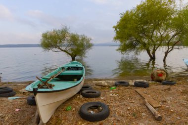 Güzel bir gün batımı manzarası Uluabat gölü ve Golyazi Köyü, Ulubat Gölü, Bursa Türkiye 'den gelen bazı balıkçı tekneleri...