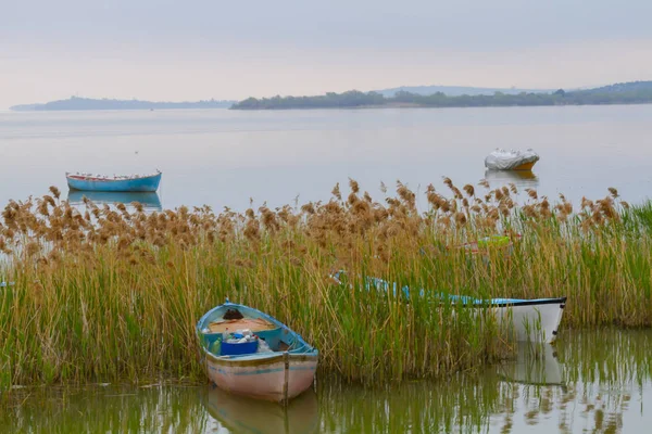 Beautiful Spectacular Sunset View Uluabat Lake Some Fishing Boats Floating — Stock Photo, Image