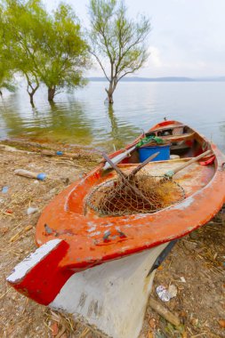 Güzel bir gün batımı manzarası Uluabat gölü ve Golyazi Köyü, Ulubat Gölü, Bursa Türkiye 'den gelen bazı balıkçı tekneleri...