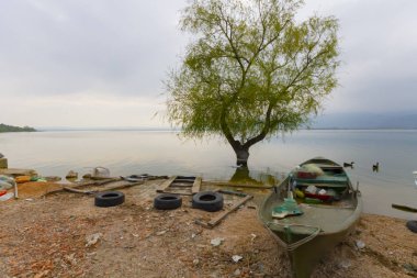 Güzel bir gün batımı manzarası Uluabat gölü ve Golyazi Köyü, Ulubat Gölü, Bursa Türkiye 'den gelen bazı balıkçı tekneleri...