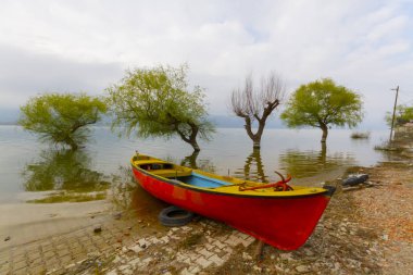 Güzel bir gün batımı manzarası Uluabat gölü ve Golyazi Köyü, Ulubat Gölü, Bursa Türkiye 'den gelen bazı balıkçı tekneleri...