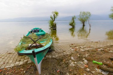 Güzel bir gün batımı manzarası Uluabat gölü ve Golyazi Köyü, Ulubat Gölü, Bursa Türkiye 'den gelen bazı balıkçı tekneleri...