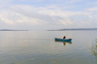 Güzel bir gün batımı manzarası Uluabat gölü ve Golyazi Köyü, Ulubat Gölü, Bursa Türkiye 'den gelen bazı balıkçı tekneleri...