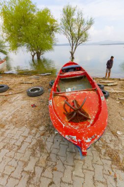 Güzel bir gün batımı manzarası Uluabat gölü ve Golyazi Köyü, Ulubat Gölü, Bursa Türkiye 'den gelen bazı balıkçı tekneleri...